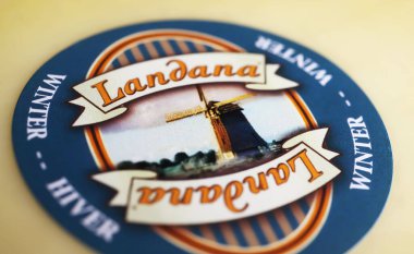 Viersen, Almanya - 5 Nisan. 2024: Geleneksel Hollanda ülkesinin yel değirmeni harfli Landana peynir logosu
