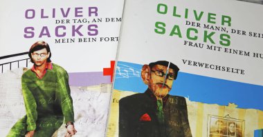 Viersen, Almanya - 9 Nisan. 2024: Oliver Sacks 'in psikiyatrik vaka geçmişiyle ilgili kitap kapakları, Alman versiyonu