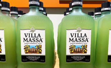Viersen, Almanya - 9 Mayıs. 2024: Alman dükkanında İtalyan Villa Massa Limoncello 'nun şişelerinin yakınlaştırılması