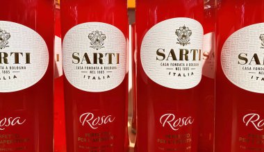 Viersen, Almanya - 9 Mayıs. 2024: Alman dükkanında İtalyan aperatifi Sarti Rosso 'nun şişeleri kapanıyor