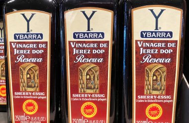 Viersen, Almanya - 9 Mayıs. 2024: Alman dükkanında Ybarra İspanyol sirkesi şişelerinin yakınlaştırılması