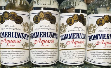 Viersen, Almanya - 9 Mayıs. 2024: Alman mağazasında Bommerlunder Aquavit şişelerine yakın çekim