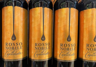 Viersen, Almanya - 9 Mayıs. 2024: Rosso Nobile al Cioccolata İtalyan kırmızı şarap şişeleri Alman dükkanında çikolata aromalı