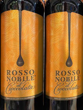 Viersen, Almanya - 9 Mayıs. 2024: Rosso Nobile al Cioccolata İtalyan kırmızı şarap şişeleri Alman dükkanında çikolata aromalı