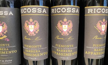 Viersen, Almanya - 9 Mayıs. 2024: Alman dükkanında Ricossa Piemonte Barbera İtalyan kırmızı şarap şişelerine yakın çekim