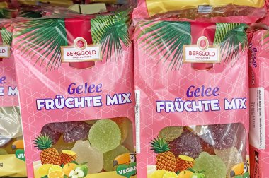 Viersen, Almanya - 9 Mayıs. 2024: Berggold çantalarına yakın çekim Alman dükkanında jöleli meyve karışımı tatlılar
