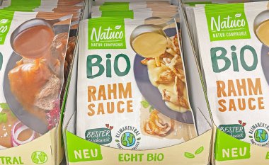 Viersen, Almanya - 9 Mayıs. 2024: Alman dükkanında doğal malzemeli Natuco vegan organik krema sosu paketleri kapanıyor