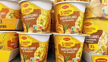 Viersen, Almanya - 9 Mayıs. 2024: Maggi fincanlarına yakın çekim Alman dükkanında patates püresi