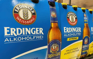 Viersen, Almanya - 9 Mayıs. 2024: Alman dükkanında altı paket Erdinger alkolsüz bira