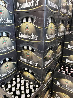 Viersen, Almanya - 9 Mayıs. 2024: Alman mağazasında Krombacher bira sandıklarının kapatılması