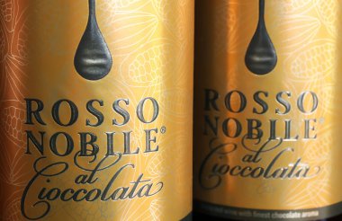 Viersen, Almanya - 1 Mayıs. 2024: İtalyan Rosso Nobile al Cioccolata marka çikolata aromalı kırmızı şarap şişesi