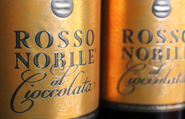 Viersen, Almanya - 1 Mayıs. 2024: İtalyan Rosso Nobile al Cioccolata marka çikolata aromalı kırmızı şarap şişesi