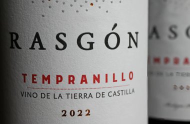 Viersen, Almanya - 1 Mayıs. 2024: İspanyol Tempranillo Rasgon kırmızı şarap şişesi 2022