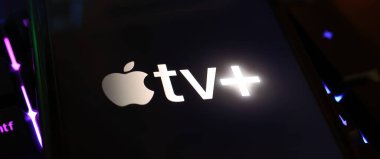 Viersen, Almanya - 1 Mayıs. 2024: Apple TV 'nin logosuna sahip akıllı telefon artı bilgisayar klavyesinde