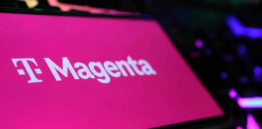 Viersen, Almanya - 1 Mayıs. 2024: Bilgisayar klavyesinde Telekom T Magenta televizyonunun logo harfleriyle akıllı telefonun kapatılması