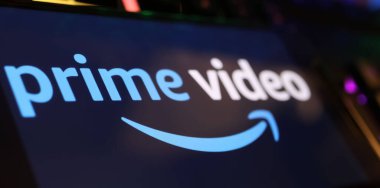 Viersen, Almanya - 1 Mayıs. 2024: Bilgisayar klavyesinde Amazon Prime Video yayınlama servisinin logo harfleriyle akıllı telefonun kapatılması