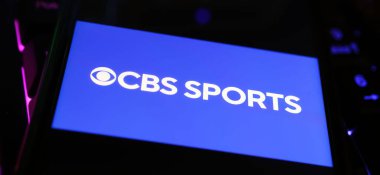 Viersen, Almanya - 1 Mayıs. 2024: Bilgisayar klavyesinde CBS Spor TV kanalının logo harfleriyle akıllı telefonun kapatılması