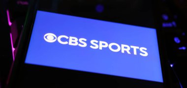 Viersen, Almanya - 1 Mayıs. 2024: Bilgisayar klavyesinde CBS Spor TV kanalının logo harfleriyle akıllı telefonun kapatılması