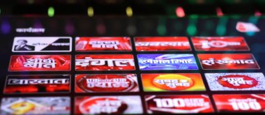 Viersen, Almanya - 9 Mayıs. 2024: Hintli Hintli AAJ TAK akıllı TV Uygulamalı bilgisayar klavyesinde logo harfli akıllı telefon