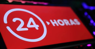 Viersen, Almanya - 9 Mayıs. 2024: Bilgisayar klavyesinde İspanyolca kamu haberleri kanalı 24 horas logosu bulunan akıllı telefon