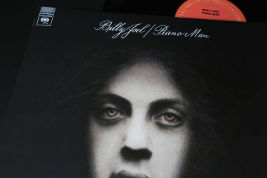 Viersen, Almanya - 9 Mayıs. 2024: ABD 'li şarkıcı Billy Joel' in kapanış albümü 1973 Piano Man