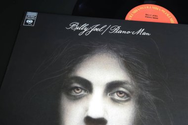 Viersen, Almanya - 9 Mayıs. 2024: ABD 'li şarkıcı Billy Joel' in kapanış albümü 1973 Piano Man