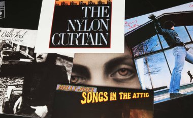 Viersen, Almanya - 9 Mayıs. 2024: ABD 'li şarkıcı Billy Joel' in müzik koleksiyonu