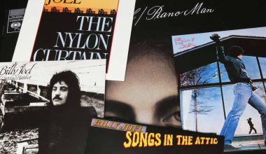 Viersen, Almanya - 9 Mayıs. 2024: ABD 'li şarkıcı Billy Joel' in müzik koleksiyonu