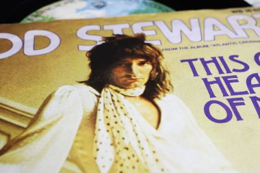 Viersen, Almanya - 9 Mayıs. 2024: İngiliz şarkıcı Rod Stewart 'ın kapanış albümü 1975' ten bu yana hit olan bu eski kalbim