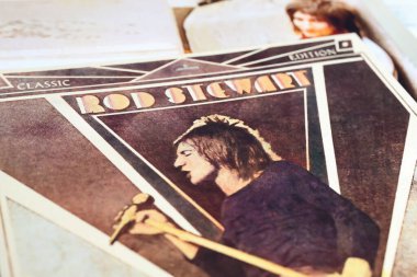 Viersen, Almanya - 9 Mayıs. 2024: İngiliz şarkıcı Rod Stewart 'ın kapak resmi Her resim 1971' den bir hikaye anlatıyor