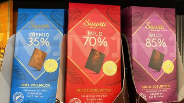 Viersen, Almanya - 9 Mayıs. 2024: Alman dükkanında yüksek oranda kaliteli kakao içeren Sarotti çikolataları