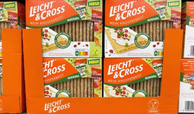 Viersen, Almanya - 9 Mayıs. 2024: Paketlerin yakını hafif ve Alman dükkanının rafında taze ekmeklerin çaprazlanması