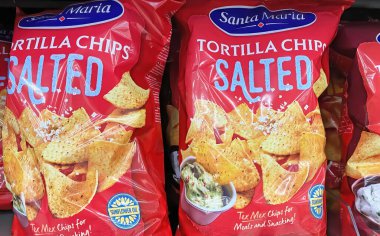 Viersen, Almanya - 9 Mayıs. 2024: Santa Maria Tex Meksika Tortilla cipsleri Alman mağazasının rafında