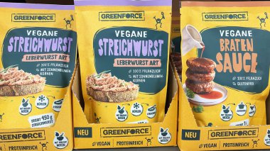 Viersen, Almanya - 9 Mayıs. 2024: Alman dükkanının rafında Greenforce vejetaryen sosisi ve sosu paketlerin kapatılması