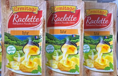 Viersen, Almanya - 9 Mayıs. 2024: Alman mağazasının rafında Ermitage Fransız raclette peynirinin kapanışı