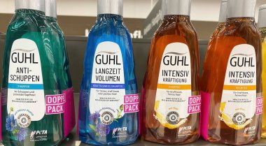 Viersen, Almanya - 9 Mayıs. 2024: Alman mağazasının rafındaki Guhl şampuan şişelerine yakın çekim
