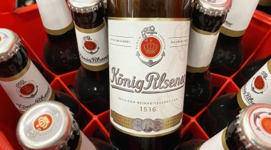 Viersen, Almanya - 9 Mayıs. 2024: Alman mağazasının rafında Alman Nordhauser Eiskorn (Buz Korn) şişelerinin yakınlaştırılması