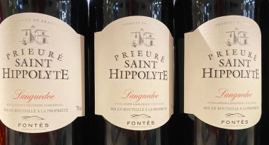 Viersen, Almanya - 9 Mayıs. 2024: Alman mağazasının rafında Fransız kırmızı şarap Prieure Saint Hippolyte