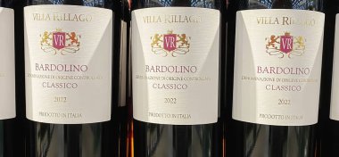 Viersen, Almanya - 9 Mayıs. 2024: Alman mağazasının rafında İtalyan kırmızı şarabı Villa Rillago Bardolino klasiği