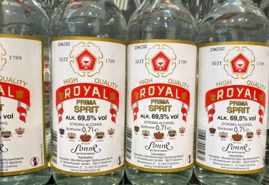 Viersen, Almanya - 9 Mayıs. 2024: Alman dükkanının rafında Royal Prima Sprit Alman Votkası şişelerinin yakınlaştırılması