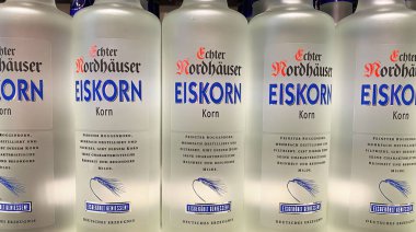 Viersen, Almanya - 9 Mayıs. 2024: Alman mağazasının rafında Alman Nordhauser Eiskorn (Buz Korn) şişelerinin yakınlaştırılması