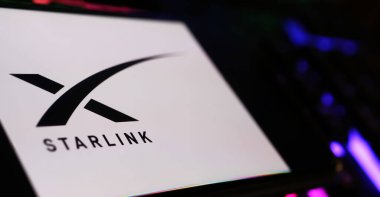 Viersen, Almanya - 9 Mayıs. 2024: Bilgisayar klavyesinde Starlink uydu takımyıldızının logo harfleriyle akıllı telefonun kapatılması