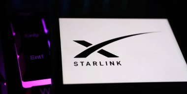 Viersen, Almanya - 9 Mayıs. 2024: Bilgisayar klavyesinde Starlink uydu takımyıldızının logo harfleriyle akıllı telefonun kapatılması