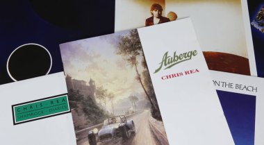 Viersen, Almanya - 9 Mayıs. 2024: İngiliz şarkıcı Chris Rea 'nın 1991' den Auberge ile kapak çalışması