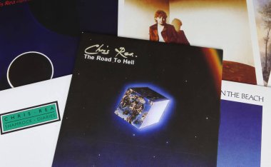 Viersen, Almanya - 9 Mayıs. 2024: İngiliz şarkıcı Chris Rea 'nın 1989' dan bu yana Road to Hell ile yaptığı albüm kapakları