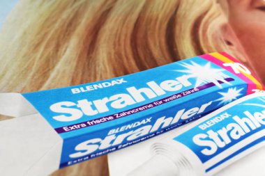 Viersen, Almanya - 9 Mayıs. 2024: Retro eski dergi Blendax Strahler 70 diş macunu reklamı