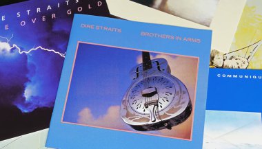 Viersen, Almanya - 9 Mayıs. 2024: İngiliz rock grubu Dire Straits 'in albüm kapakları ortada Brothers in Arms ile kapanıyor