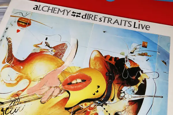 Viersen, Almanya - 9 Mayıs. 2024: İngiliz grup Dire Straits 'in yakın plan albümü Alchemy
