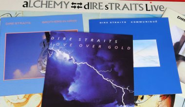 Viersen, Almanya - 9 Mayıs. 2024: İngiliz rock grubu Dire Straits 'in kapak albümü Love Over Gold merkezde