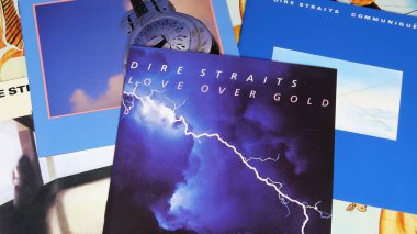 Viersen, Almanya - 9 Mayıs. 2024: İngiliz rock grubu Dire Straits 'in kapak albümü Love Over Gold merkezde